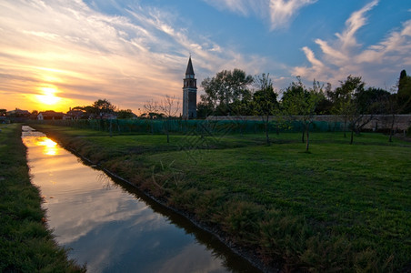 威尼斯布拉诺马佐博葡萄园和野营圣卡特里娜的钟楼在背景图片