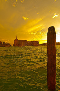 威尼斯意大利拉丘纳风与木植树标志运河之路图片