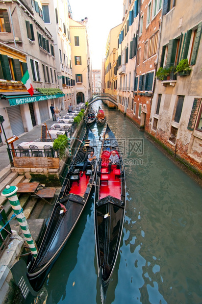 威尼斯意大利Gondolas在运河上图片