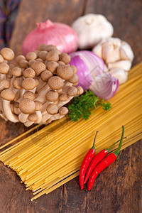 意大利面食和蘑菇酱生料图片