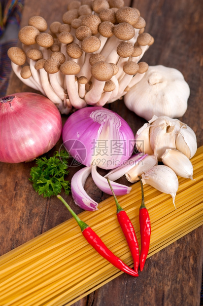意大利面食和蘑菇酱生料图片
