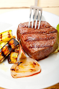 烤新鲜牛肉排面和蔬菜图片