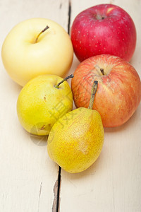白木桌上的新鲜水果苹和梨子图片