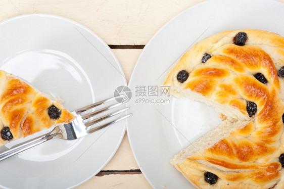 白木桌上的蓝莓面包蛋糕甜点图片