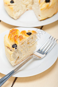 白木桌上的蓝莓面包蛋糕甜点图片