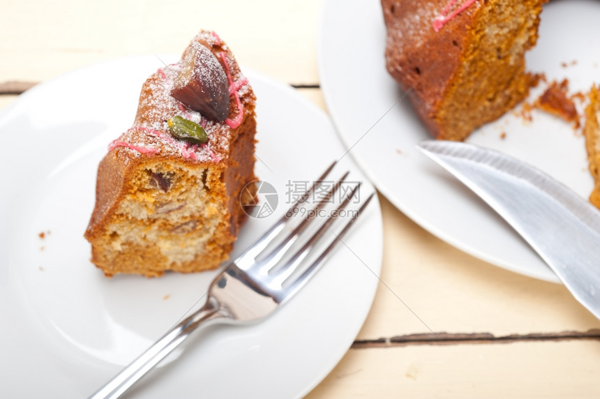 上面有杏仁和菠萝的新鲜栗子蛋糕面包甜点图片