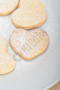 新鲜烤心形短面包情人节日饼干图片