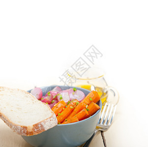 生锈的白木桌上蒸汽树根蔬菜图片