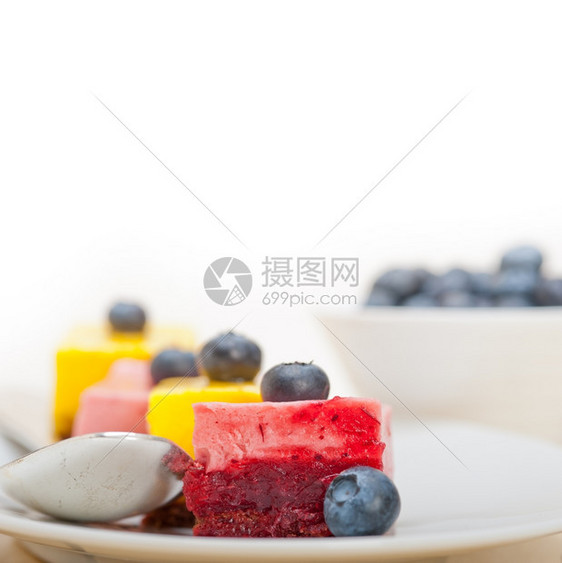 新鲜草莓和芒果慕斯甜饼蓝莓图片