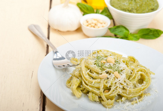 意大利传统巴西拉培害虫意大利传统面食成分干酪松果加处方橄榄油大蒜图片