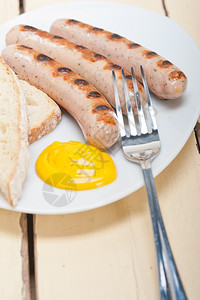 用黄芥末烧烤的德国传统新香肠图片