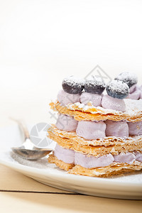 蓝莓和奶油蛋糕甜点图片