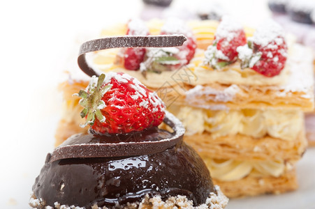选择新鲜奶油拿破仑和巧克力慕斯蛋糕甜板图片