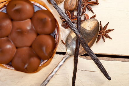 新鲜烤巧克力香草和辣奶油蛋糕甜点图片