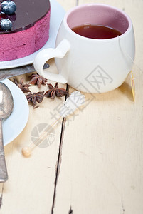 英国黑茶和浆果甜品图片