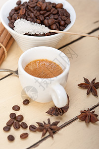 含糖和香料的咖啡加白木制咖啡桌图片
