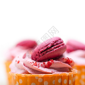 新鲜的粉红莓奶油蛋糕上面有马卡龙背景图片