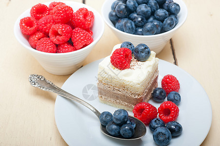 新鲜自制草莓和蓝奶油蛋糕图片