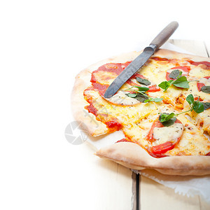 意大利传统比萨饼玛格丽塔番茄mozzarella和basil图片