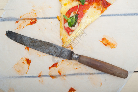 意大利传统比萨饼玛格丽塔番茄mozzarella和basil背景图片
