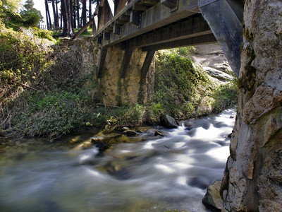 在丝绸水河上架设旧木桥图片