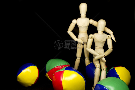 一个人类夫妇拥抱与杂耍球的明亮颜色图片