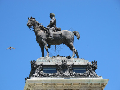 西班牙马德里阿方索十二世国王的雕像详情图片