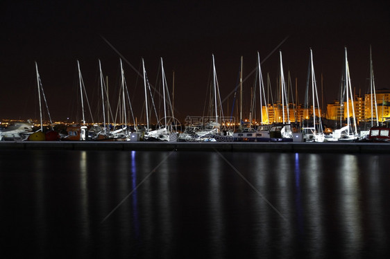 夜间在港口航行的帆船图片