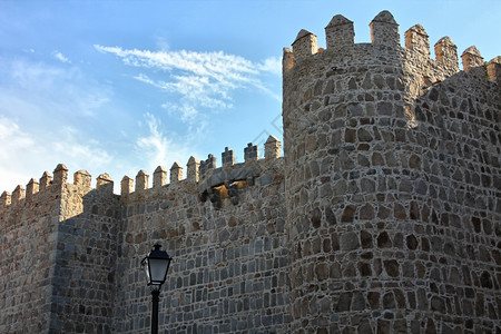 西班牙阿维拉市周围的旧墙图片