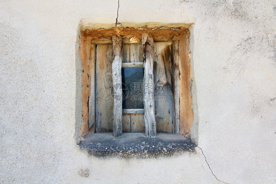 水泥墙上的旧窗户图片