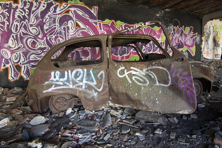 被烧毁的汽车和非常多彩的涂鸦摧毁房屋高清图片