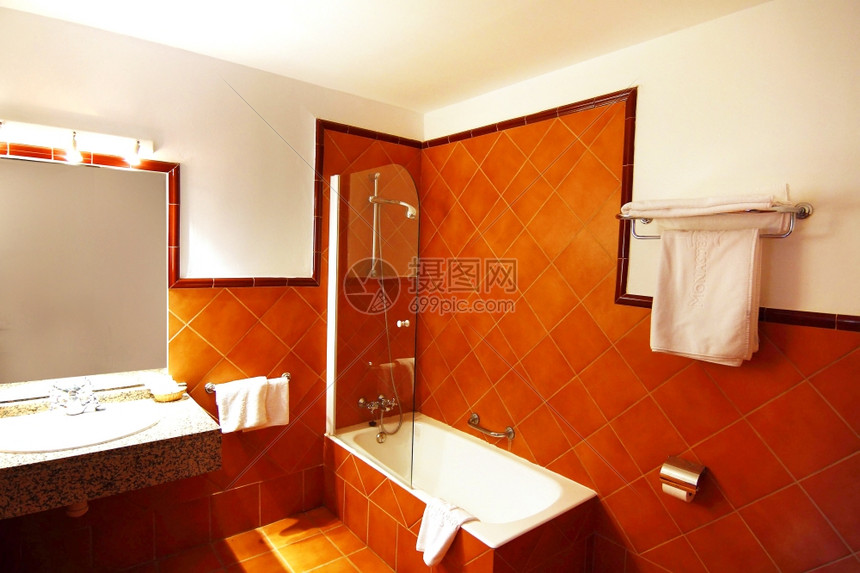 橙皮和白瓷砖的现代浴室设计图片