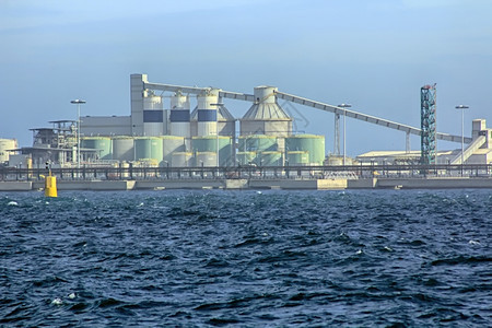 有油矿的炼厂港口图片