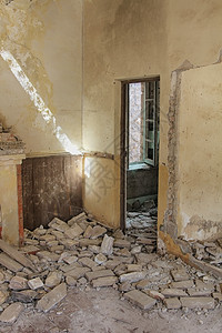 被爆摧毁的内地破旧房屋图片