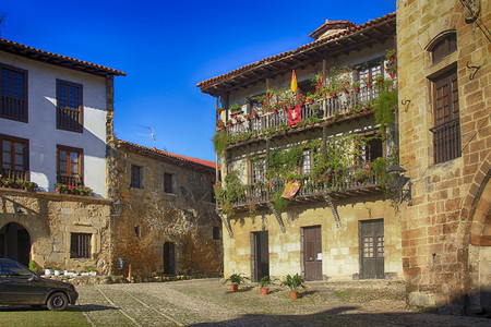 西班牙SantillanadelMar老世界遗产村典型的街道图片
