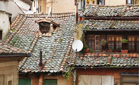 西班牙塞戈维亚市典型的屋顶和旧房子图片