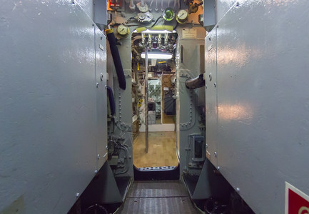 远古潜艇狭窄走廊图片