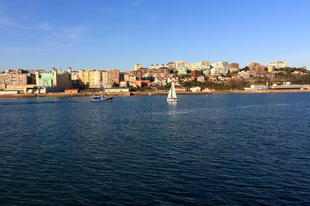 西班牙桑坦德市前小型帆船白图片