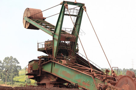 矿中煤炭的大型挖掘机图片
