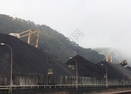 山岳中的煤矿图片