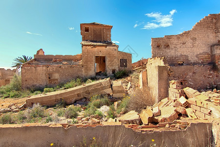 在废墟中被摧毁和战争遗弃的老村庄图片