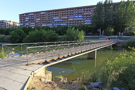 铁和混凝土桥在河上图片