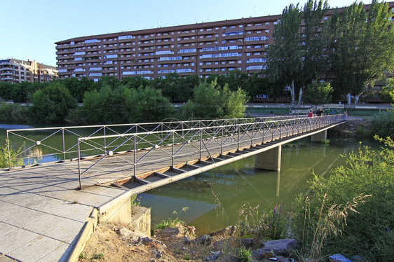 铁和混凝土桥在河上图片