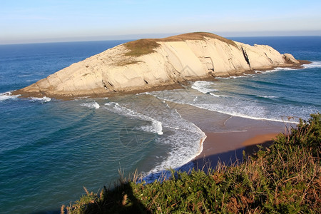 石垣岛海岛屿与海岸的沙喷口相连接两边有波浪背景