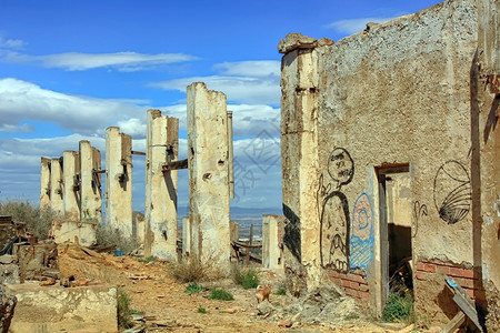 在废墟中被摧毁和战争遗弃的老村庄图片