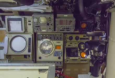古老电子仪器旧潜艇图片