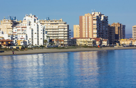 西班牙穆尔亚LaManga的海边建筑和滩图片