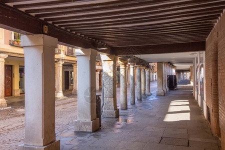 西班牙阿尔卡拉德赫纳雷斯老城街道上的拱廊图片