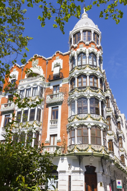 在西班牙巴利亚多德有高度装饰的外墙和大窗户漂亮旧建筑图片