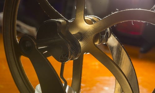 铜轮机械的曲轴和滑轮图片